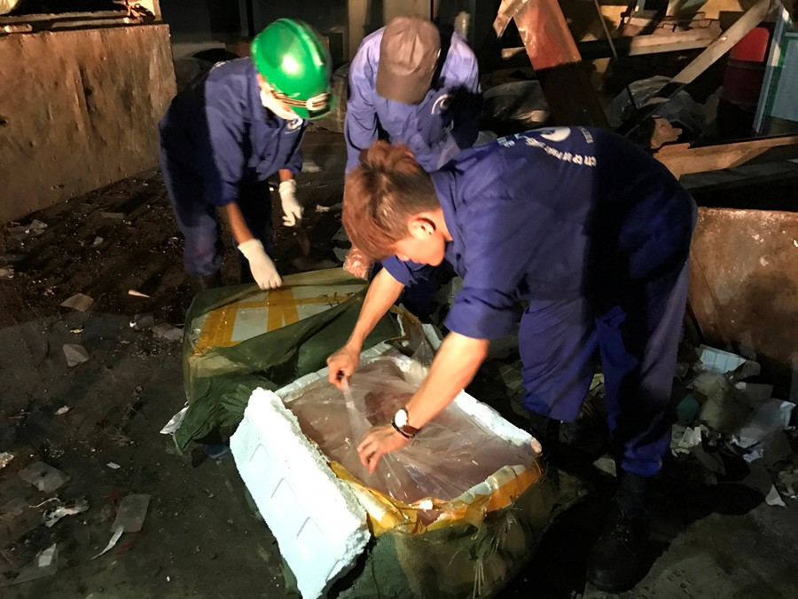 Chủ hàng là Phan Văn Lãm, quê quán xã Thi Sơn, huyện Kim Bảng, Hà Nam. (Ảnh: Đức Duy/Vietnam+)