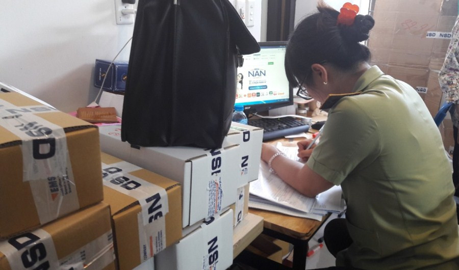 Lực lượng chức năng đã tạm giữ toàn bộ lô hàng để xử lý theo quy định của pháp luật. (Ảnh: Đức Duy/Vietnam+)