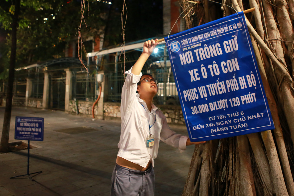 Với xe ô tô con bố trí 18 điểm đỗ xe, ​Thành phố đã trang bị đầy đủ hệ thống biển báo di động và có bảng niêm yết phí trông giữ theo quy định.(Ảnh: Minh Sơn/Vietnam+)