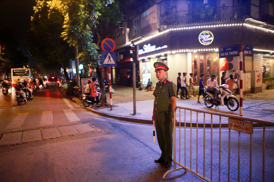 Lực lượng chức năng bảo vệ vòng ngoài cùng. (Ảnh: Minh Sơn/Vietnam+)