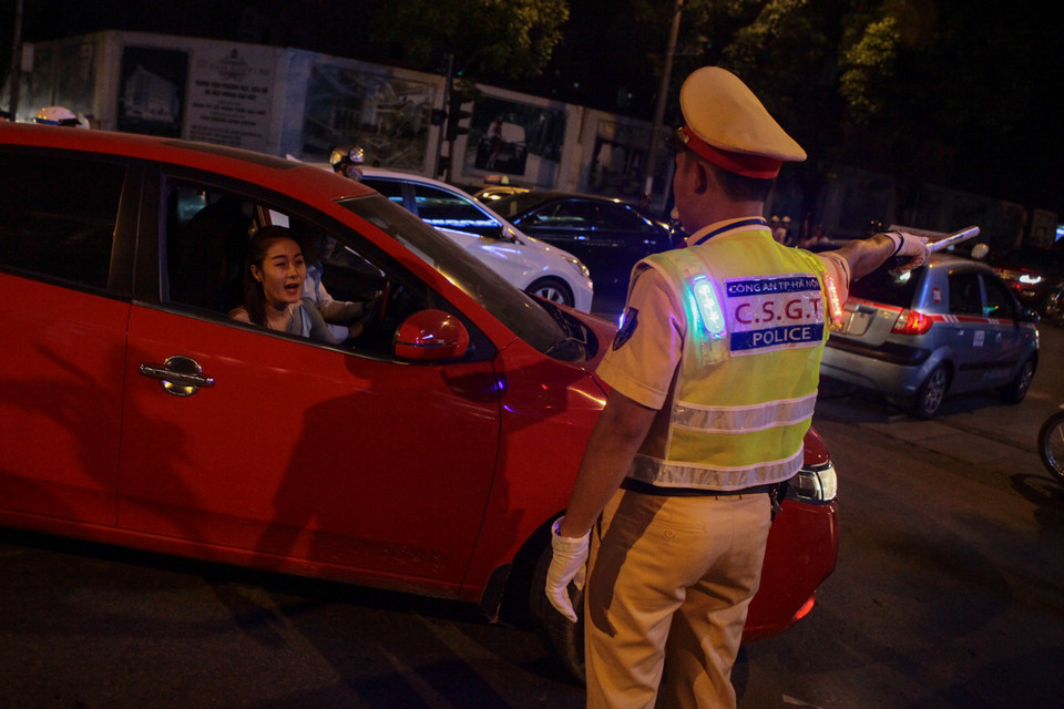 Cảnh sát giao thông hướng dẫn các phương tiện di chuyển theo hướng đã phân làn. (Ảnh: Minh Sơn/Vietnam+)