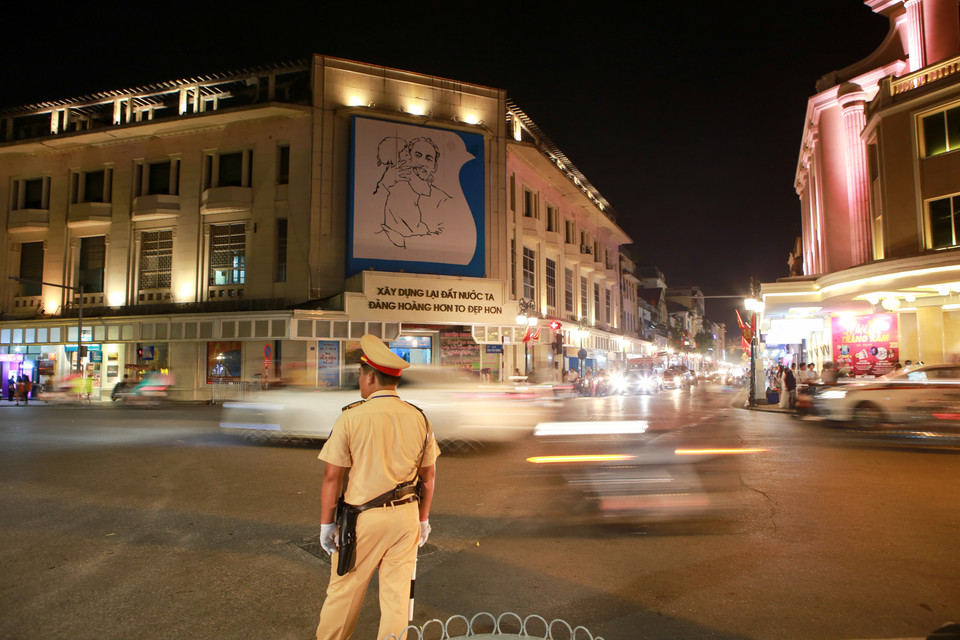 Tuyến phố Tràng Tiền - Hàng Khay trước giờ cấm đường. (Ảnh: Minh Sơn/Vietnam+)