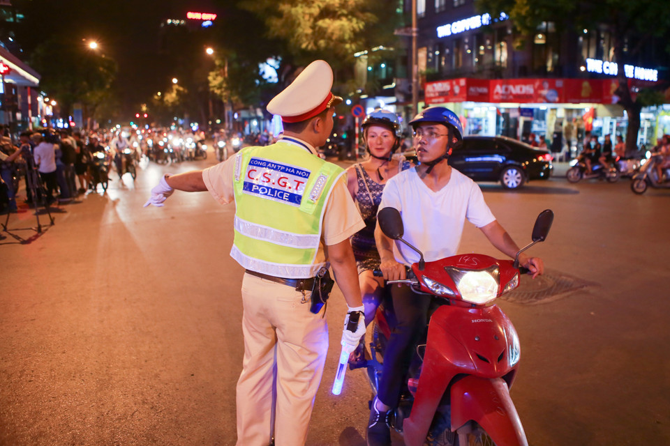 Đây là công cụ hiện đại và rất cần thiết cho cảnh sát làm nhiệm vụ vào buổi đêm.(Ảnh: Minh Sơn/Vietnam+)