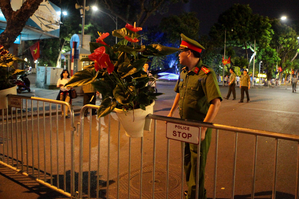 Vòng bảo vệ thứ 2 của tuyến phố đi bộ được trang trí bằng những chậu hoa. (Ảnh: Minh Sơn/Vietnam+)