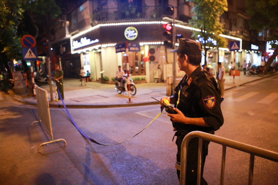 Phối hợp nhiều lực lượng để xử lý ùn tắc giao thông. (Ảnh: Minh Sơn/Vietnam+)