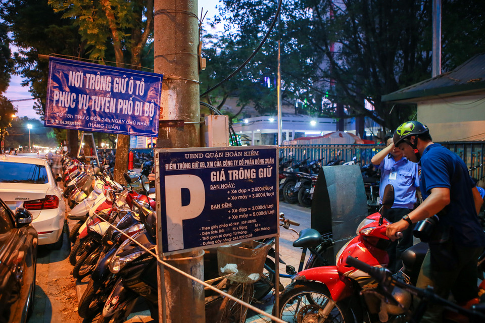 Thành phố Hà Nội đã tổ chức 78 điểm trông xe xung quanh Bờ Hồ bao gồm các điểm trông giữ xe máy, xe đạp. (Ảnh: Minh Sơn/Vietnam+)