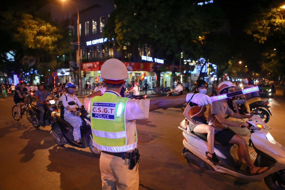 Trong ngày hôm nay, lực lượng Cảnh sát giao thông được trang bị 200 bộ áo phản quang và gậy chỉ huy có đèn nhấp nháy để điều tiết giao thông. (Ảnh: Minh Sơn/Vietnam+)