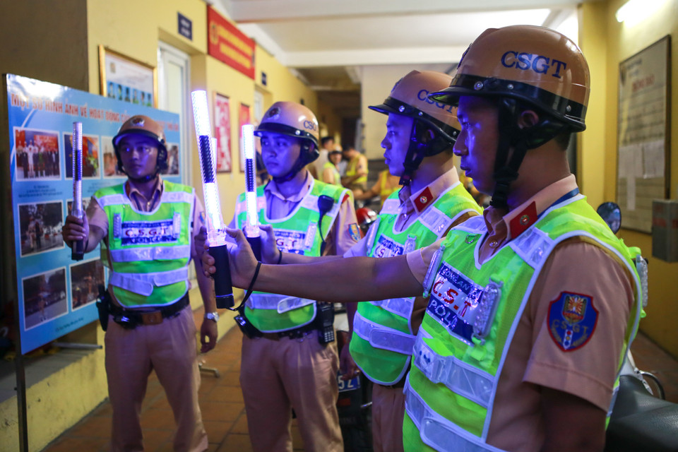 Phòng Cảnh sát giao thông số 1 (Công an thành phố Hà Nội) huy động 100% quân số để túc trực phương án đảm bảo trật tự, phân làn giao thông. (Ảnh: Minh Sơn/Vietnam+)