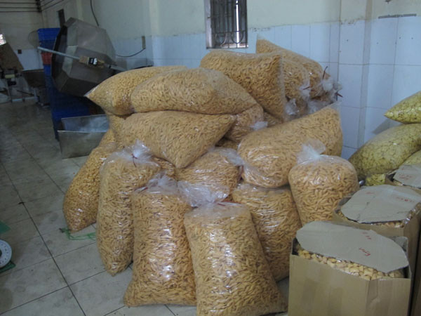 Nhiều túi thành phẩm được bọc nilon chờ tẩm hương liệu. (Ảnh: Đức Duy/Vietnam+)