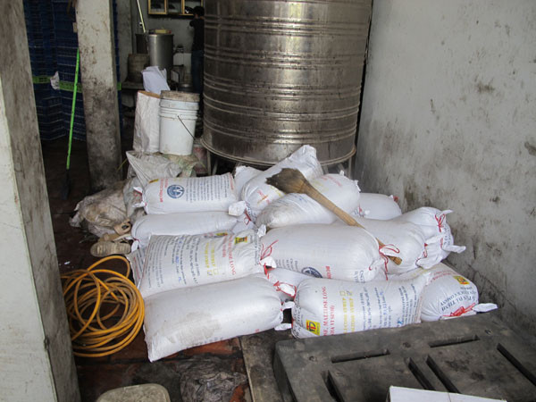 Số nhân kẹo này đều được chế biến từ mạch nha vi sinh đ​ang xếp chung với chổi quét nhà và vứt dưới nền đất bẩn thỉu (Ảnh: Đức Duy/Vietnam+)