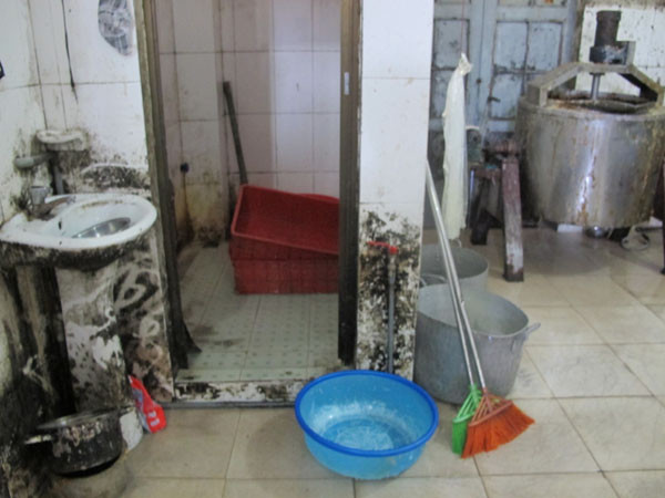 Dụng cụ sản xuất và nồi đun mạch nha đầy cáu bẩn và mốc meo. (Ảnh: Đức Duy/Vietnam+)