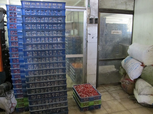 Hàng hóa đã đóng gói sẽ được xếp vào những khay cáu bẩn chờ giao hàng. (Ảnh: Đức Duy/Vietnam+)