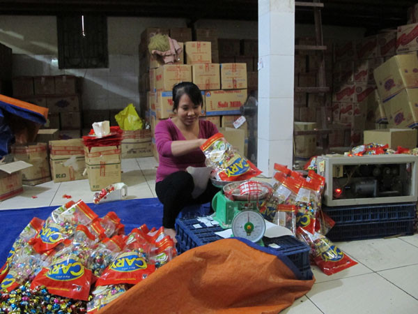 Khâu cuối cùng, nhân viên sẽ ngồi đóng gói với những bao bì rất bắt mắt và được chủ cơ sở khẳng định không có hàng kém chất lượng (Ảnh: Đức Duy/Vietnam+)