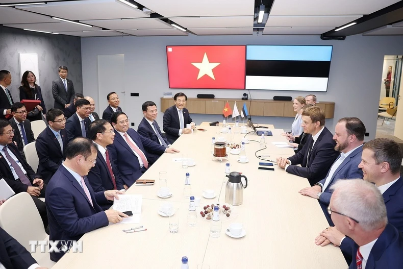 Thủ tướng Phạm Minh Chính thăm Công ty Cybernetica, Estonia. (Ảnh: Dương Giang/TTXVN)