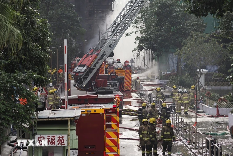 Hiện trường vụ cháy chung cư tại Hong Kong (Trung Quốc), ngày 27/11. (Ảnh: THX/TTXVN)