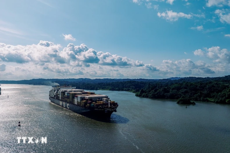 Tàu hàng di chuyển qua kênh đào Panama. (Ảnh: THX/TTXVN)