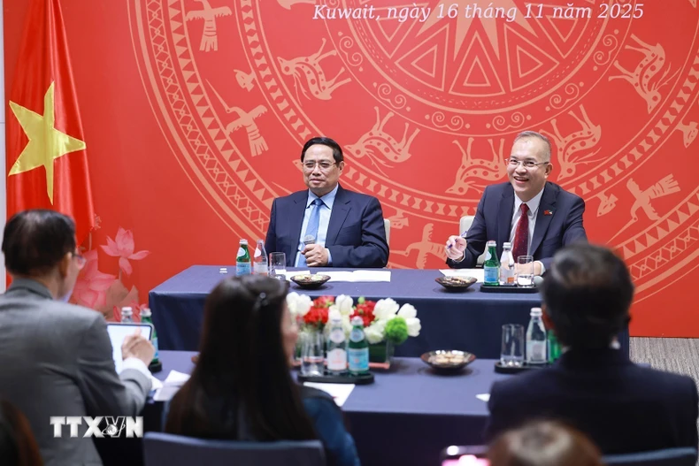 Thủ tướng Phạm Minh Chính gặp cán bộ Đại sứ quán và cộng đồng người Việt Nam tại Kuwait. (Ảnh: Dương Giang/TTXVN)