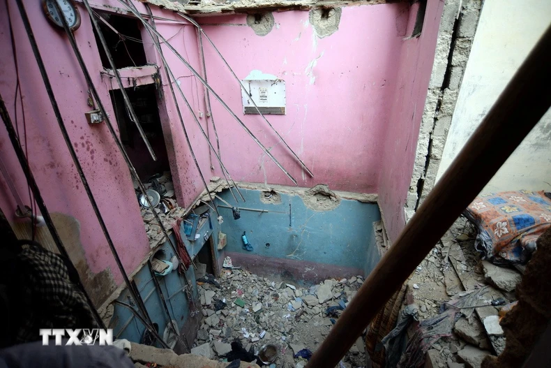 Hiện trường vụ nổ làm sập nhà tại thành phố Karachi, Pakistan. (Ảnh: THX/TTXVN)