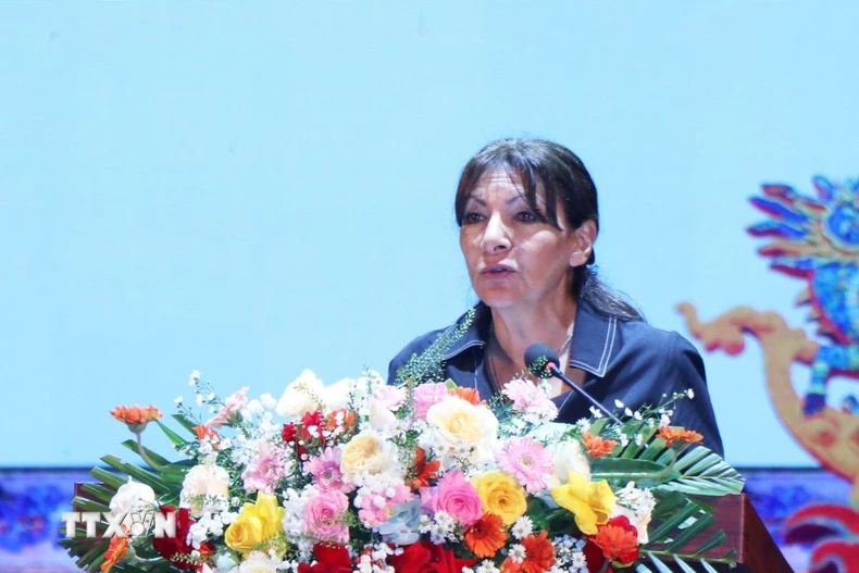 Bà Anne Hidalgo, Thị trưởng Paris, Chủ tịch Hiệp hội quốc tế các thị trưởng nói tiếng Pháp AIMF phát biểu tại hội nghị. (Ảnh: Mai Trang/TTXVN)