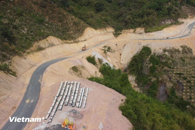 Xây dựng, mở rộng hệ thống đường giao thông tại Đắk Nông. (Ảnh: Minh Hưng/Vietnam+)