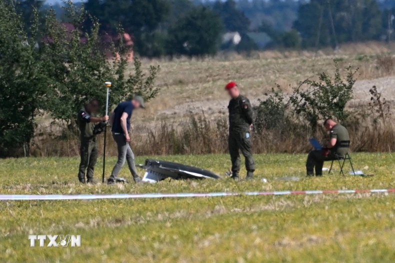 Hiện trường vụ thiết bị bay không người lái bị bắn rơi tại Wohyn, Ba Lan, ngày 10/9/2025. (Ảnh: PAP/TTXVN)