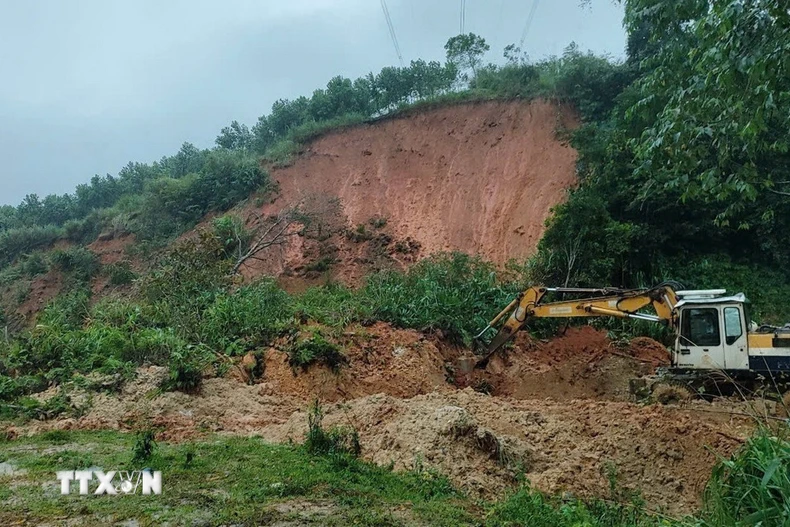Một vị trí sạt lở mới trên đèo Lò Xo. (Ảnh: Dư Toán/TTXVN)