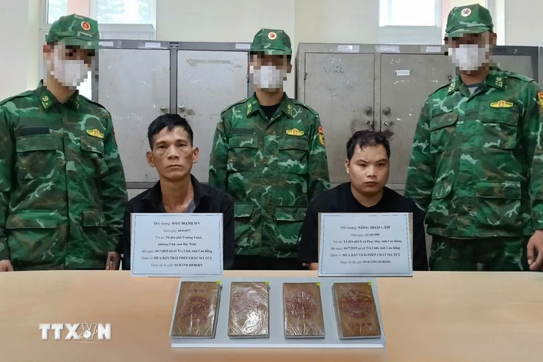 Hai đối tượng Đào Mạnh Hà và Nông Hoài Lâm cùng tang vật bị lực lực đánh án bắt giữ. (Ảnh: TTXVN phát)