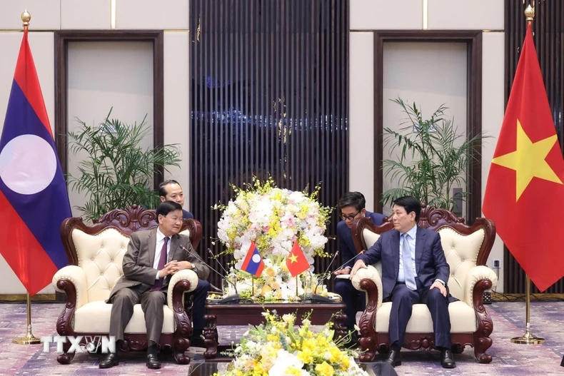 Chủ tịch nước Lương Cường hội kiến Tổng Bí thư, Chủ tịch nước Lào Thongloun Sisoulith. (Ảnh: Lâm Khánh/TTXVN)