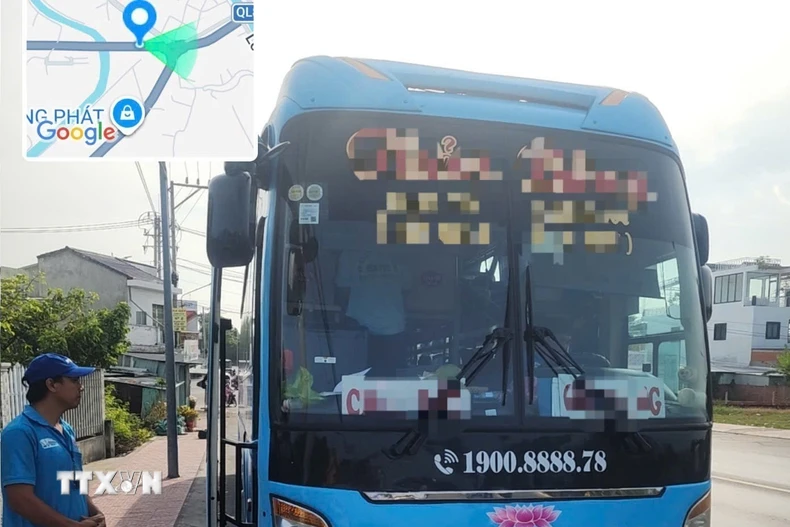 Xe ôtô khách chở nhiều hơn 13 khách so với quy định. (Ảnh: TTXVN phát)