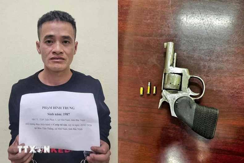 Đối tượng dùng súng cướp ôtô là Phạm Đình Trung và tang vật. (Ảnh: TTXVN phát)