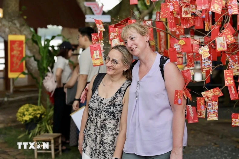 Khách nước ngoài “check-in” không gian Tết Việt. (Ảnh: Mỹ Phương/TTXVN)