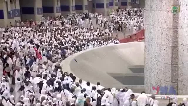 Người hành hương thực hiện nghi lễ ném đá.