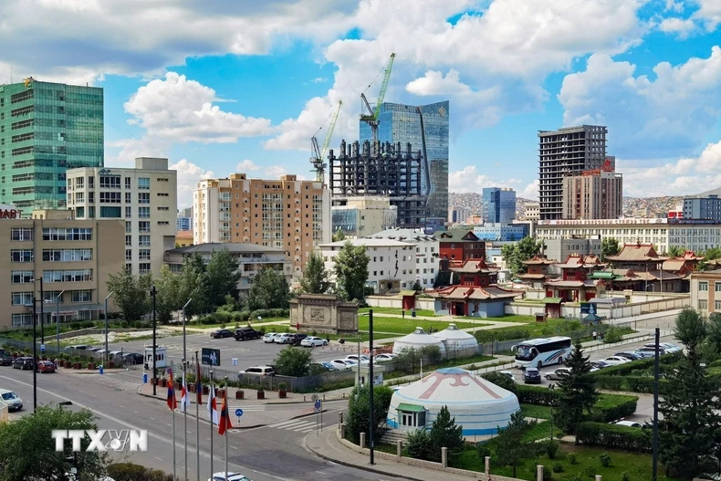 Ulan Bator là trung tâm văn hóa, kinh tế và chính trị của Mông Cổ, với những ngôi đền lịch sử gần kề với các tòa nhà chọc trời hiện đại. (Ảnh: Thanh Tùng/TTXVN)