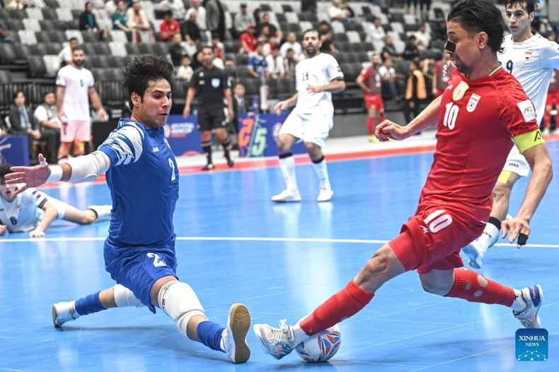 Hossein Tayebibidgoli (phải) của Iran đối mặt với Ibrahim Ahmed Albustani của Iraq trong trận bán kết giữa Iraq và Iran. (Nguồn: Xinhua)