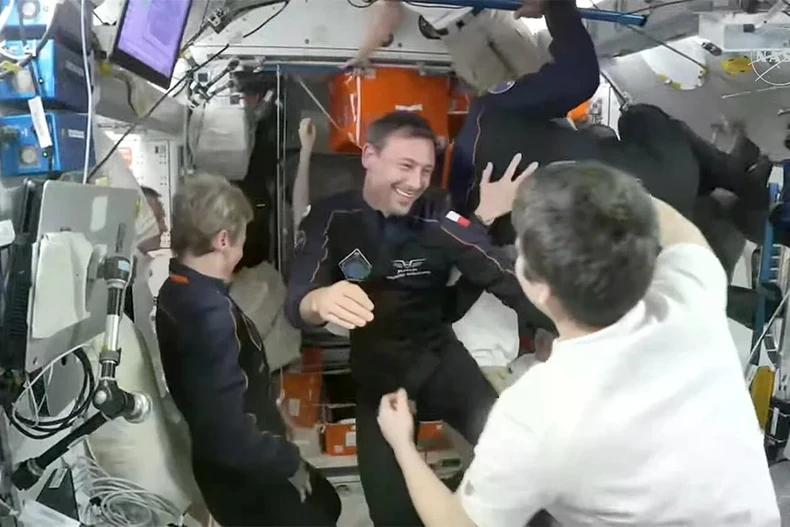 Thành viên phi hành đoàn Ax-4 và phi hành gia của Cơ quan Vũ trụ Châu Âu Sławosz Uznański-Wiśniewski chào phi hành gia trạm vũ trụ Anne McClain (áo sơ mi trắng, quay lưng lại với máy ảnh) sau khi bay vào trạm vũ trụ. (Nguồn: NASA)