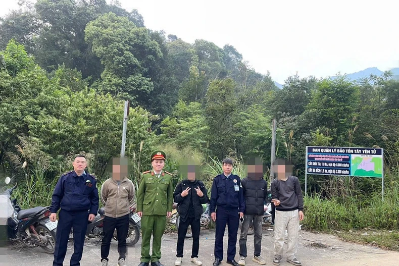 Lực lượng tìm kiếm đã đưa 4 du khách bị lạc trong rừng đến nơi an toàn. (Nguồn: Báo Bắc Ninh)