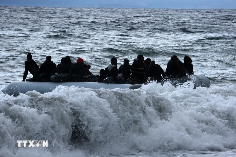 Người di cư trên trên thuyền ở ngoài khơi đảo Lesbos, Hy Lạp. (Ảnh: THX/TTXVN)