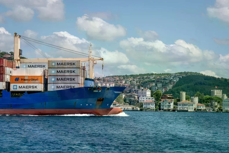 Một tàu container trên eo biển Bosphorus ở Istanbul. (Nguồn: Bloomberg)