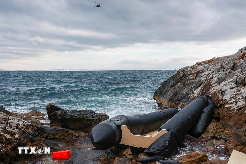 Một chiếc thuyền được cho là của người di cư dạt vào bờ biển ở Thermi trên đảo Lesbos, Hy Lạp. (Ảnh: AFP/TTXVN)