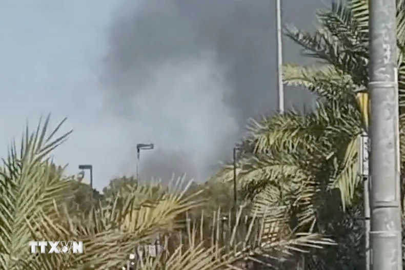 Khói bốc lên từ khu vực gần Đại sứ quán Mỹ ở Hawalli, Kuwait ngày 2/3. (Ảnh: THX/TTXVN)