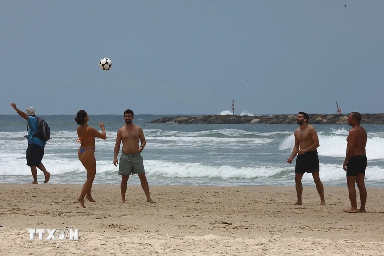 Người dân chơi thể thao trên bãi biển tại Tel Aviv, Israel ngày 24/6, sau khi thỏa thuận ngừng bắn Israel-Iran chính thức có hiệu lực. (Ảnh: THX/TTXVN)