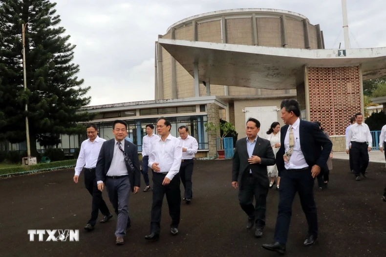 Đoàn công tác Chính phủ do Phó Thủ tướng Bùi Thanh Sơn dẫn đầu kiểm tra hoạt động Lò Phản ứng hạt nhân Đà Lạt. (Ảnh: Chu Quốc Hùng/TTXVN)