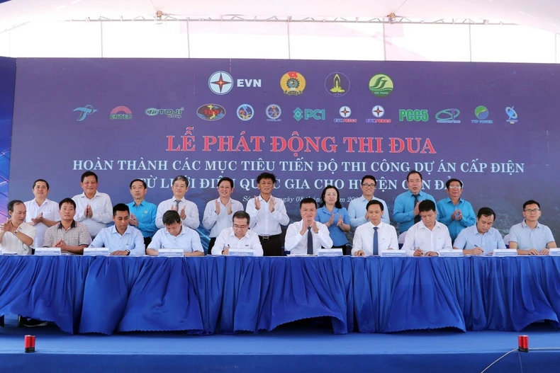 Ký kết giao ước thi đua. (Ảnh: Trung Hiếu/TTXVN)