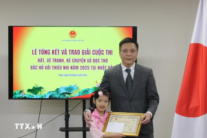 Bé Kim Trà My nhận Giấy khen từ lãnh đạo Đại sứ quán Việt Nam tại Nhật Bản. (Ảnh: Phạm Tuân/TTXVN)