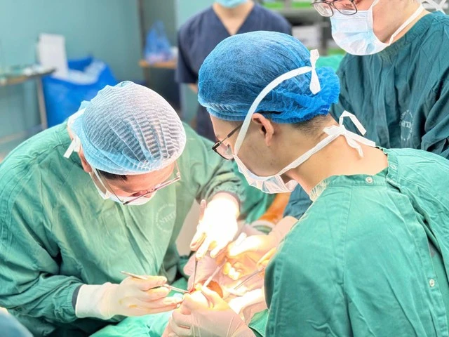 Các bác sỹ thực hiện tái tạo vết thương cho bệnh nhân. (Ảnh: Bệnh viện cung cấp)