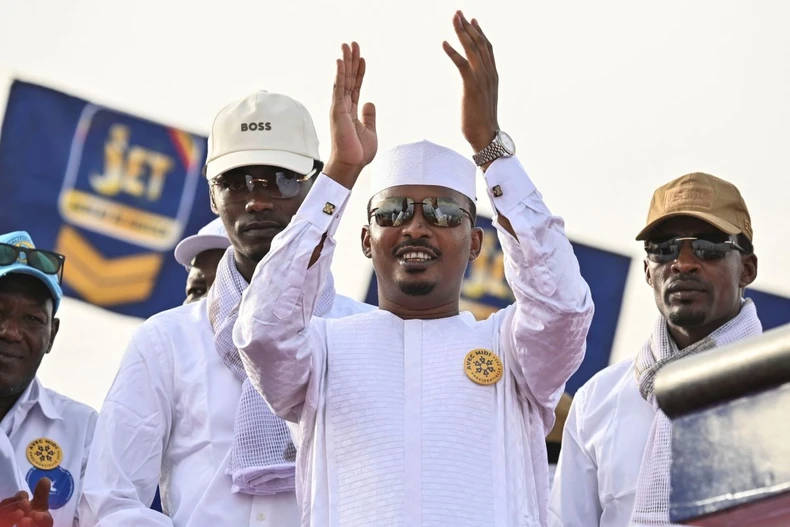 Tổng thống Cộng hòa Chad Mahamat Idriss Deby (giữa). (Ảnh: AFP/TTXVN)