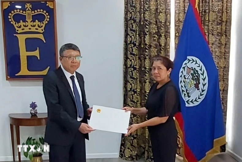 Đại sứ Việt Nam tại Mexico kiêm nhiệm Belize Nguyễn Văn Hải trình Thư ủy nhiệm của Chủ tịch nước Lương Cường lên Toàn quyền Belize Dame Froyla Tzalam. (Ảnh: TTXVN phát)