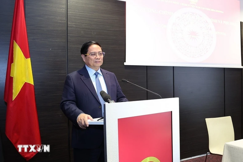 Thủ tướng Phạm Minh Chính phát biểu tại buổi gặp cán bộ, nhân viên Đại sứ quán và cộng đồng người Việt Nam tại Estonia. (Ảnh: Dương Giang/TTXVN)
