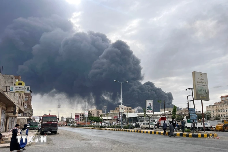 Khói bốc lên sau cuộc không kích của Israel tại Sanaa, Yemen. (Ảnh: THX/TTXVN)