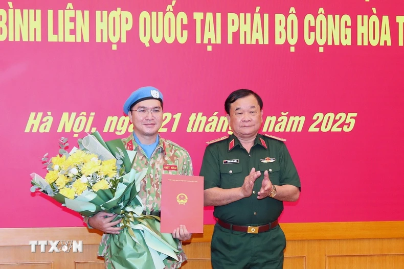 Thượng tướng Hoàng Xuân Chiến, Thứ trưởng Bộ Quốc phòng, trao Quyết định của Chủ tịch nước cử Thiếu tá Sử Tấn Phi Long tham gia hoạt động gìn giữ hòa bình Liên hợp quốc. (Ảnh: Trọng Đức/TTXVN)
